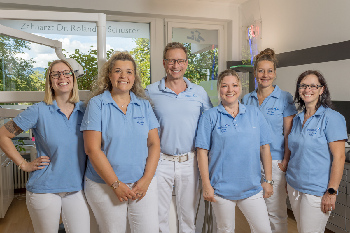Das Team der Zahnarztapraxis Dr. Roland Schuster